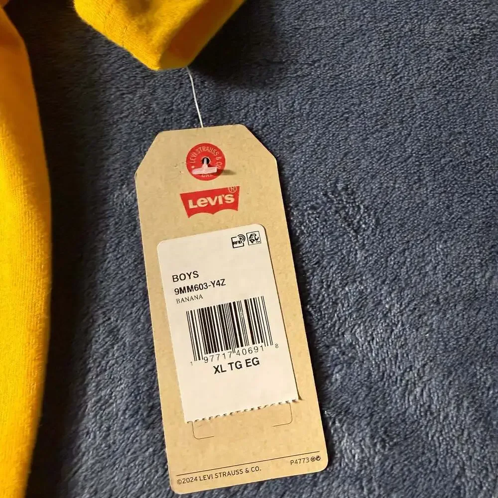 Levi's Boys Sailing Patch Detail Crew Neck T-Shirt Yellow Size XL